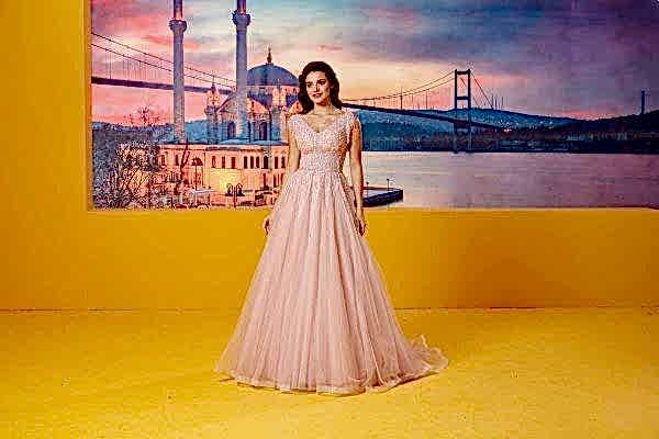 Alternative view of Düşük Omuz Pembe Helen Nişanlık